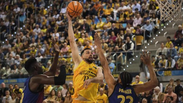 Pierre Pelos lanza a canasta tras su pugna con Parker y Metu