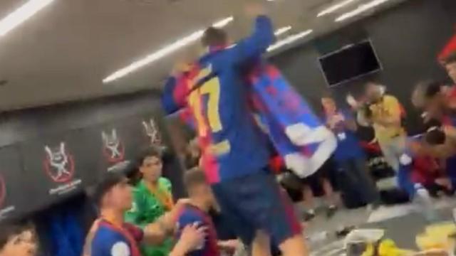 Marc Casadó se vuelve loco en el vestuario del Barça tras ganar la Supercopa de España