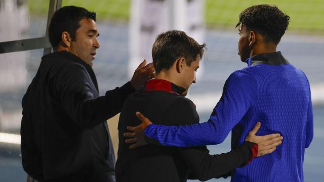 Lamine Yamal saluda a Deco y Bojan Krkic antes de un entrenamiento del Barça en Arabia Saudí