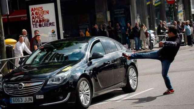 Un taxista en huelga propina una patada a un coche con licencia VTC en Madrid / Unauto