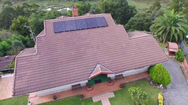 Una casa con placas solares fotovoltaicas / BANCO SABADELL