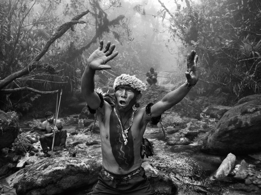 Un chamán yanomami realizando un ritual antes de subri al pico da Neblina