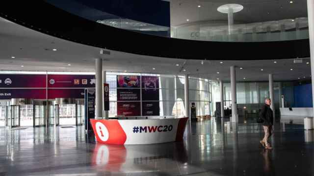 Interior del pabellón del Mobile World Congress durante el desmantelamiento de los stands tras la cancelación de la feria / EP