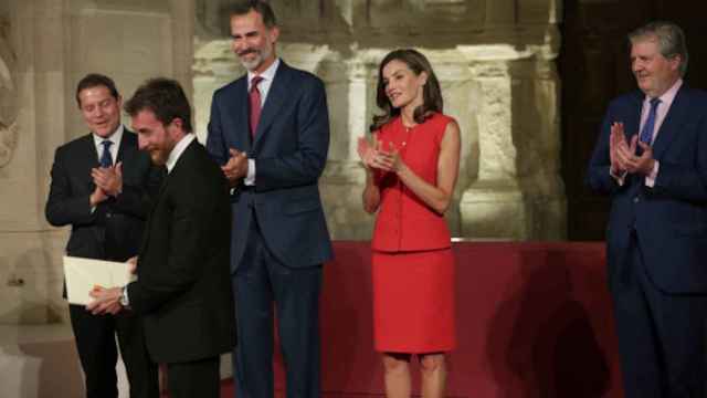 Pablo Motos, presentador de 'El Hormiguero' junto a los Reyes de España / EFE