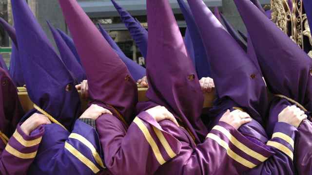 Personas vestidas de nazarenos en una procesión de Semana Santa / CG