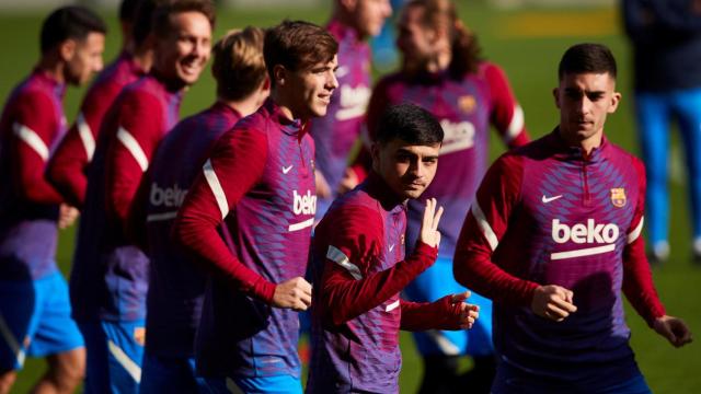Ferran Torres, Nico y Pedri en un entrenamiento del Barça / EFE