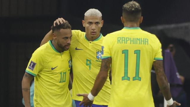 Richarlison celebra, junto a Neymar y Raphinha, sus dos goles contra Serbia