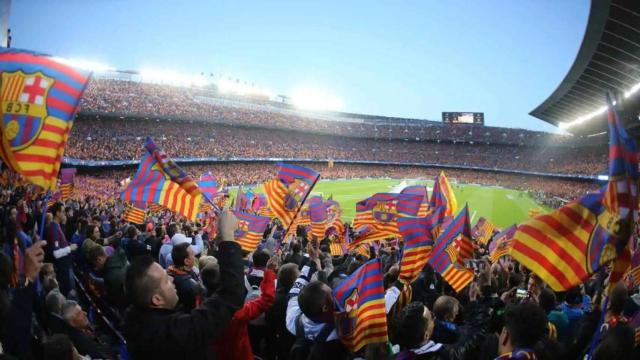 Panorámica del Camp Nou con las gradas totalmente llenas