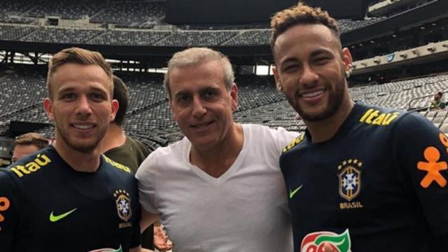 André Cury con Arthur Melo y Neymar Junior con Brasil