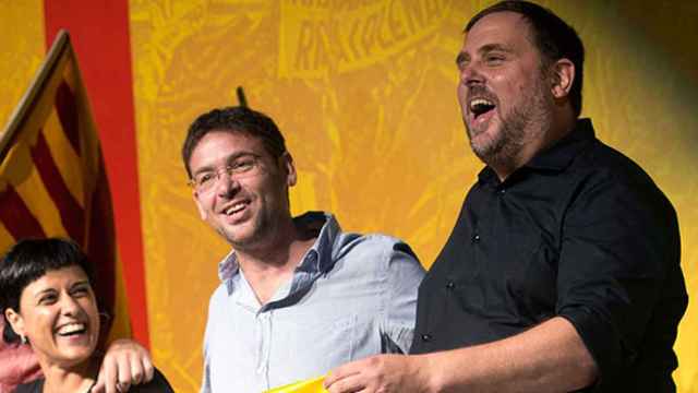 Oriol Junqueras (d), junto al líder de Podemos Catalunya, Albano Dante Fachín (c), y la dirigente de la CUP, Anna Gabriel (i) en el acto de Sant Boi previo a la Diada / EFE