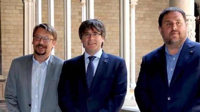 Carles Puigdemont (c), presidente de la Generalitat, junto al vicepresidente económico, Oriol Junqueras (d), y el líder de los 'comuns', Xavier Domènech (i) / CG