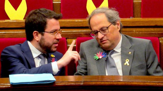 El vicepresidente del Gobierno, Pere Aragonès (ERC), junto al presidente, Quim Torra (d), líderes de un independentismo acorralado por la Justicia / EUROPA PRESS