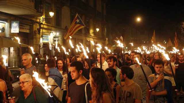 Simpatizantes de ERC se dirigen con antorchas al Fossar de les Moreres / EFE