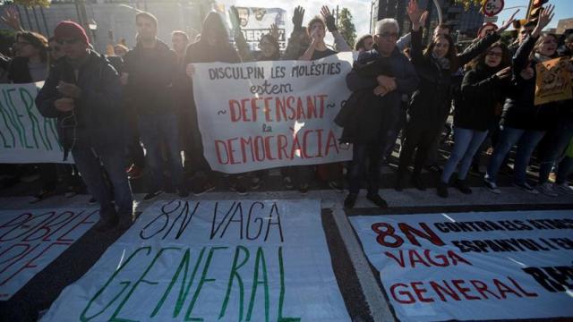 Manifestantes cortan la Avenida Diagonal durante la huelga del 8N / EFE