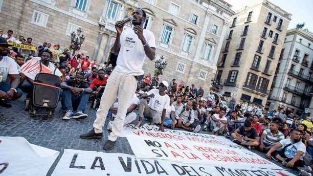 Manteros se manifiestan en el centro de Barcelona / EFE