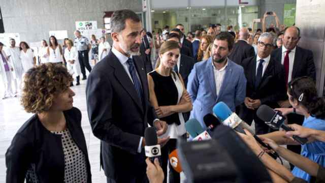 Los Reyes, acompañados por la ministra de Sanidad, Dolors Montserrat (i), y por el conseller de Sanidad de la Generalitat, Toni Comín (c), en el Hospital Sant Pau de Barcelona / EFE