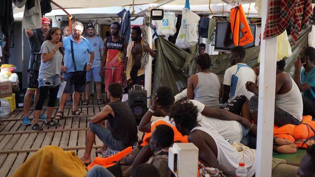 El alcalde de la ciudad italiana de Lampedusa, Salvatore Martello (3i), durante la visita al Open Arms / EFE