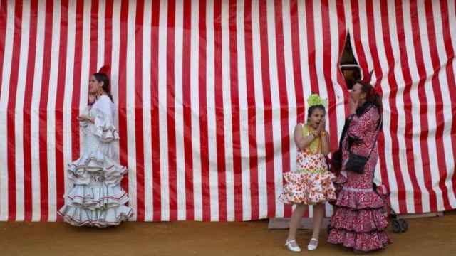 Imagen de asistentes a la Feria de Abril de Barcelona vestidos de faralaes / EFE