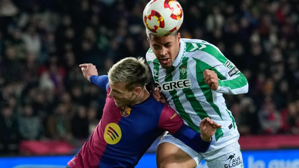 Dani Olmo cabecea un balón en el Barça-Betis