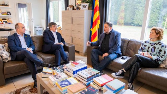 De izquierda a derecha: secretario general de Junts, Jordi Turull; presidente de Junts, Carles Puigdemont; presidente de ERC, Oriol Junqueras; secretaria general de ERC, Elisenda Alamany