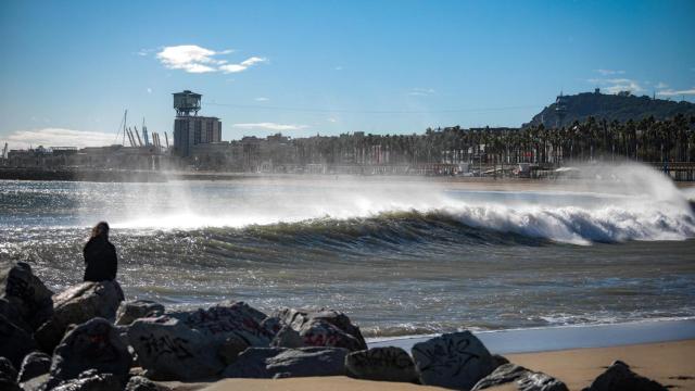 Vista del oleaje en la playa de la Barceloneta, a 17 de enero de 2023, en Barcelona