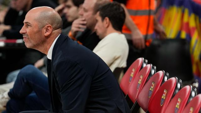 Joan Peñarroya observa a sus jugadores en el partido contra Anadolu Efes