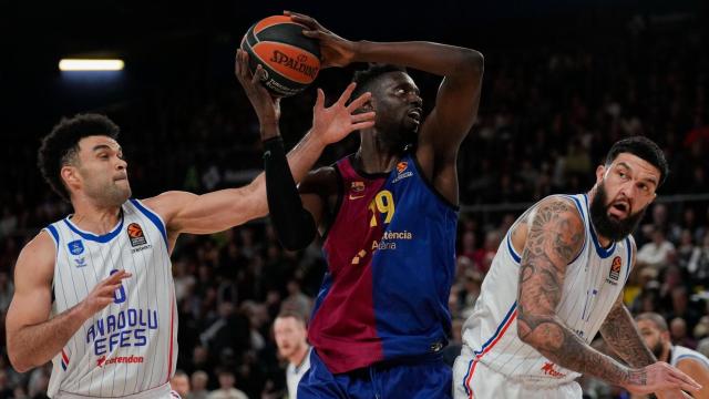 Fall protege el balón ante la marca de dos jugadores del Anadolu Efes