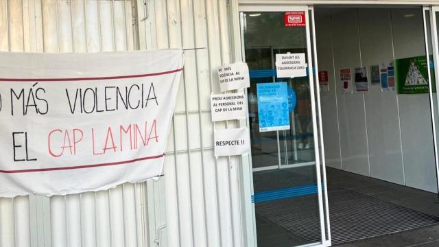 Acceso al CAP La Mina con una pancarta de protesta