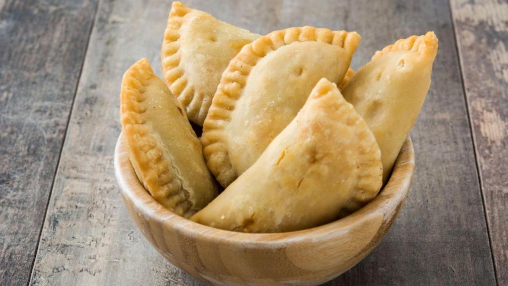 Empanadillas de atún en un bol