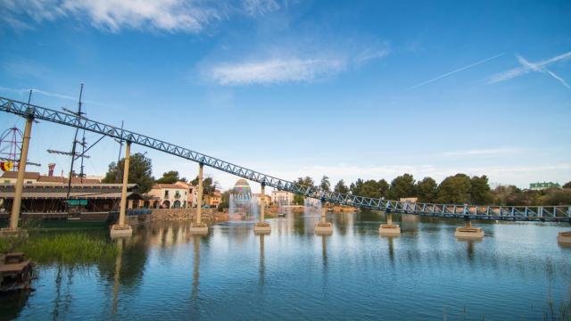 Vista panorámica del lago y el Furius Baco, una de las atracciones de Port Aventura