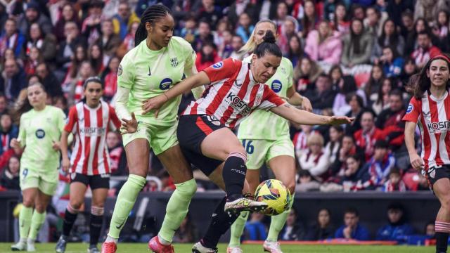 Salma Paralluelo disputa un balón en el partido entre Athletic y Barça Femenino