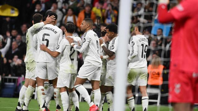 Los jugadores del Real Madrid celebran uno de sus goles a Las Palmas