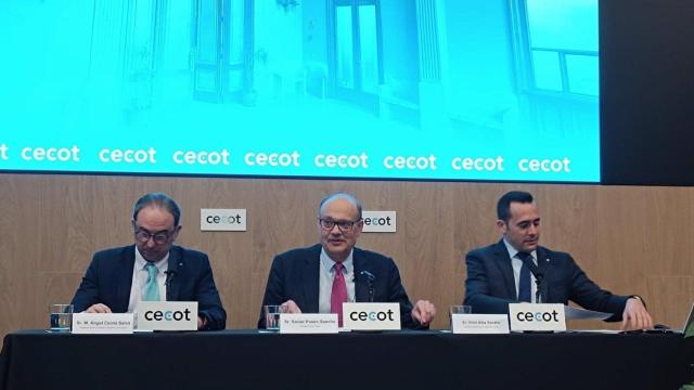 El presidente de la comisión de industria de Cecot, Miquel Àngel Cerdà; el presidente, Xavier Panés, y el secretario general, Oriol Alba en rueda de prensa este lunes, en la sede de la patronal catalana