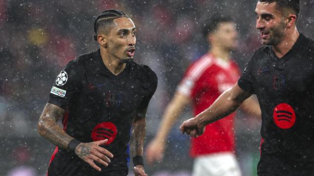 Raphinha celebra el gol de la victoria contra el Benfica con Ferran Torres