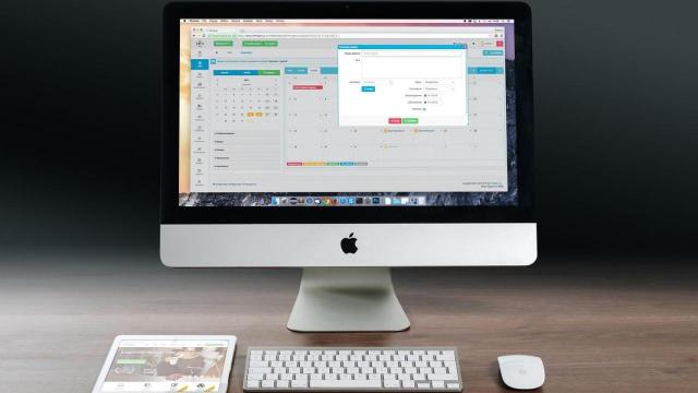 Ordenador Apple en puesto de trabajo