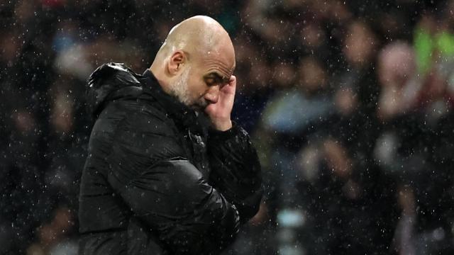 Pep Guardiola, cabizbajo, tras la derrota del Manchester City contra el PSG