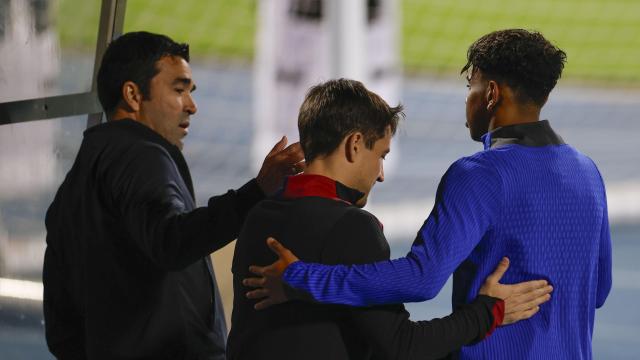 Deco bromea con Lamine Yamal y Bojan Krkic durante un entrenamiento en Yeda, Arabia Saudí