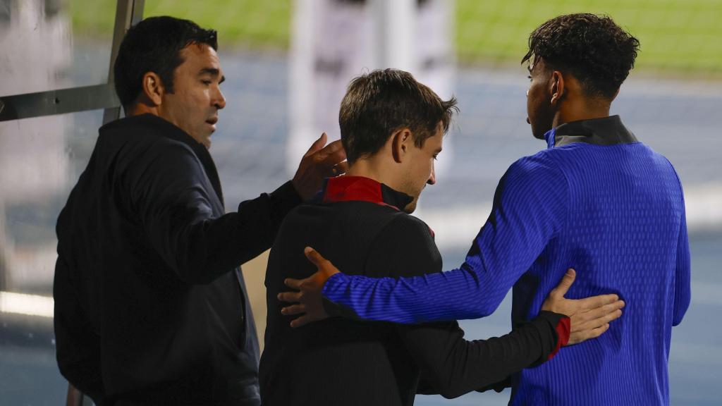 Deco bromea con Lamine Yamal y Pablo Torre durante un entrenamiento en Yeda, Arabia Saudí