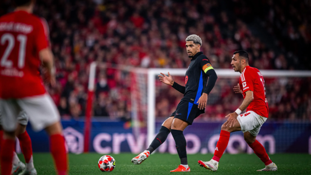 Ronald Araujo, en acción con el brazalete de capitán durante el Benfica-Barça de Champions League