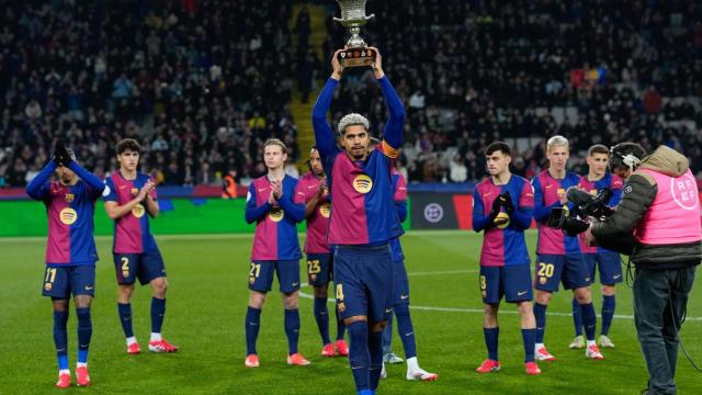 Ronald Araujo ofrece el trofeo de la Supercopa de España a los culés en el Estadi Olímpic Lluis Companys