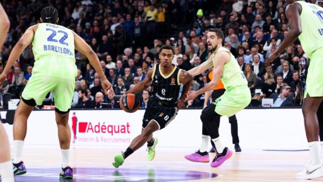 Theo Maledon supera a Satoransky durante el ASVEL-Barça de Euroliga