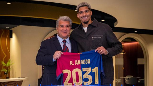 Ronald Araujo, posa junto a Laporta, tras renovar su contrato con el Barça