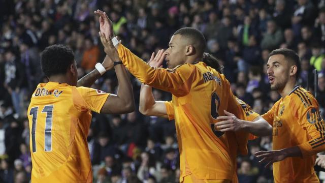 Los futbolistas del Real Madrid felicitan a Kylian Mbappé por su gol anotado contra el Valladolid