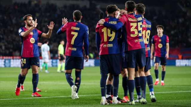 Los jugadores del Barça se felicitan tras marcar un gol en la manita contra el Betis