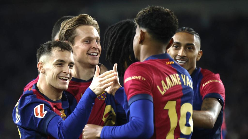 Los futbolistas del Barça felicitan a Frenkie de Jong por su gol contra el Valencia