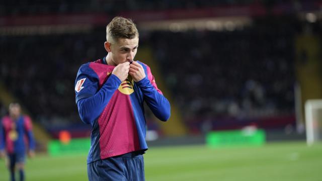 Fermín López besa el escudo del Barça como celebración por su gol al Valencia
