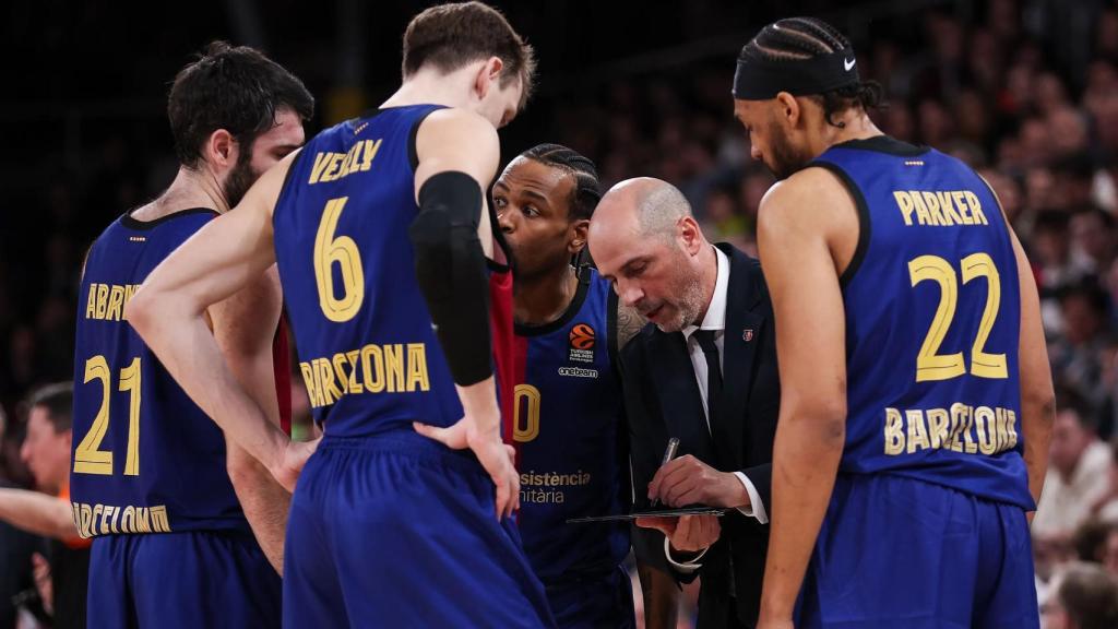 Joan Peñarroya da indicaciones a los jugadores del Barça de basket