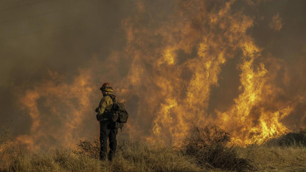 Un bombero contempla el fuego en Los Ángeles durante la oleada de incendios