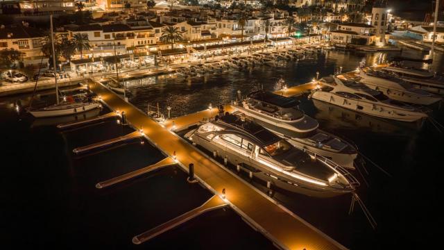 Imagen nocturna del puerto de Aiguadolç, en Sitges (Barcelona)