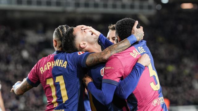 Raphinha, Ferran Torres, Alejandro Balde y Marc Casadó se funden en un abrazo después de anotar un gol en el Barça-Valencia